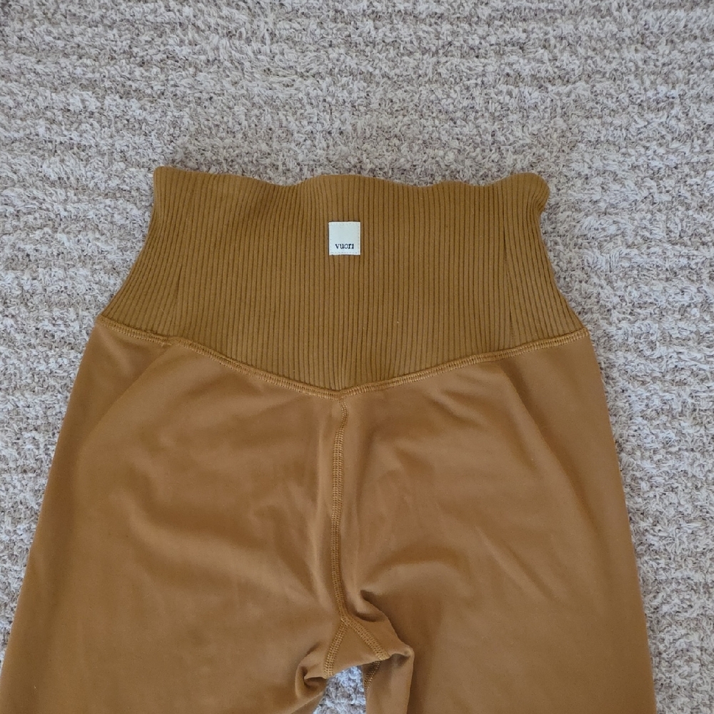 Vuori High-Waist Ribbed Waistband Leggings in Camel